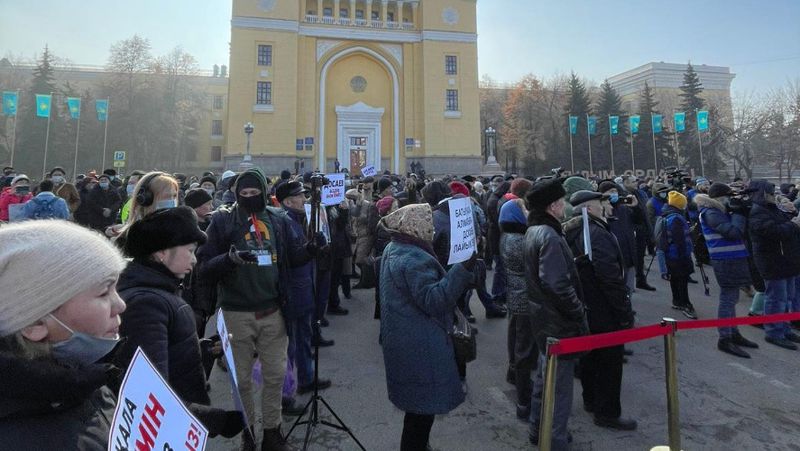 Мирный митинг за выборность акимов проходит в Алматы