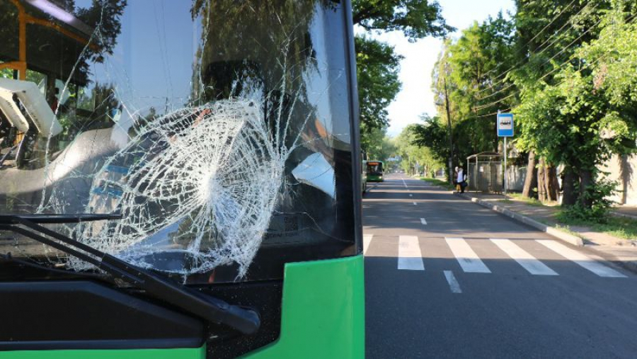 В Алматы автобус влетел в забор частного дома