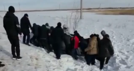 Казахстанские водители вручную вернули автомобиль на трассу - ВИДЕО 