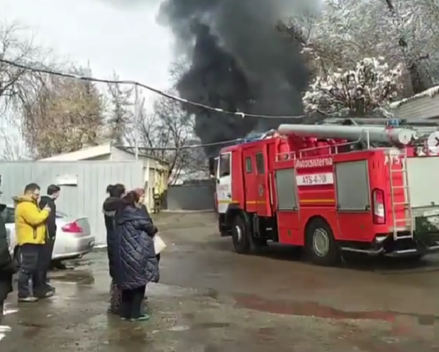 В Алматы произошел пожар в цехе рекламного агентства