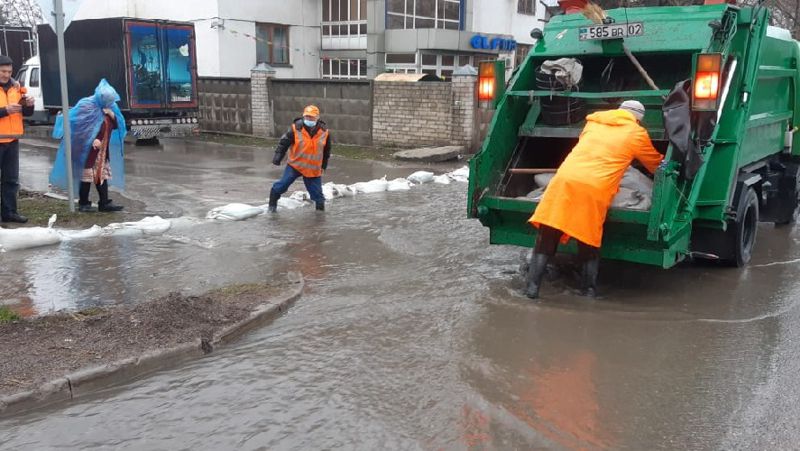 Сообщения о подтоплениях поступают в ДЧС Алматы