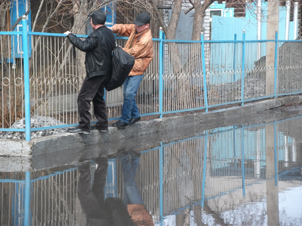 На откачку воды из луж в Семее потратят миллионы