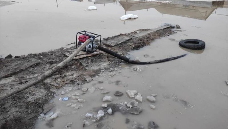 Талая вода затопила дома на западе Казахстана 