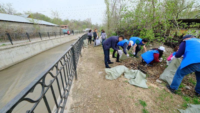 В Алматы на общегородском субботнике собрали более 10 тысяч кубометров мусора