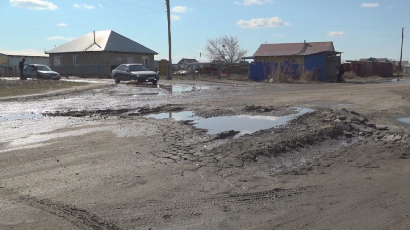 Водители автобусов отказались ездить по разбитой дороге в Семее