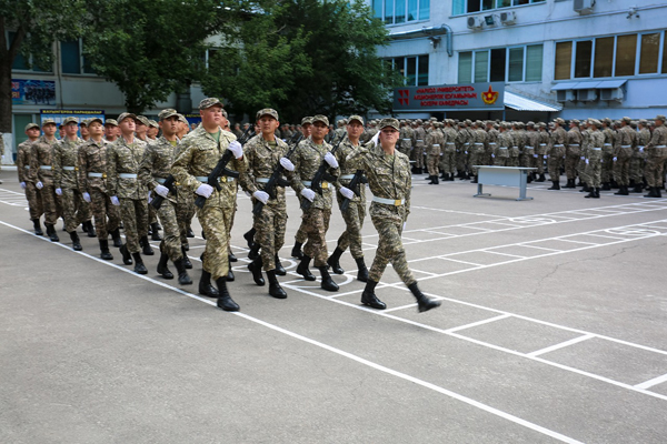 Водка и поборы: на что жалуются студенты военной кафедры университета "Нархоз"