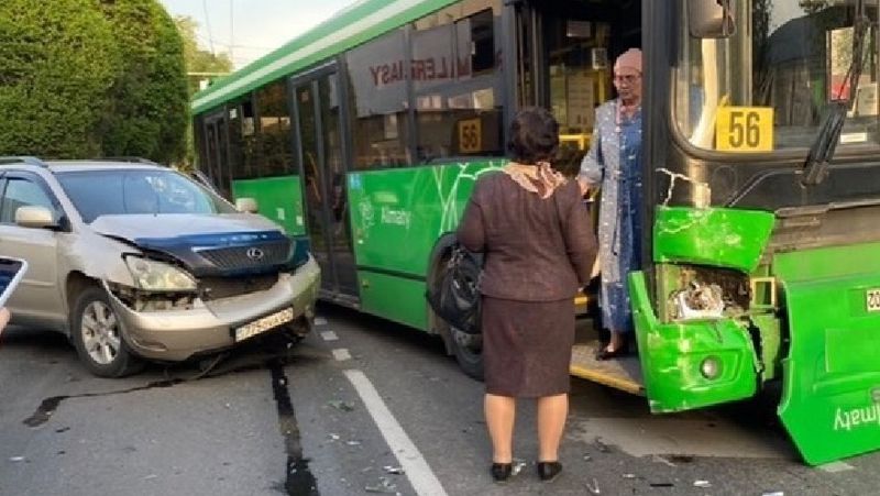 ДТП с автобусом произошло в Алматы, пострадал один человек