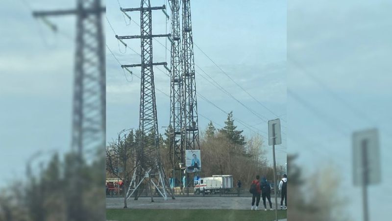 В Караганде мужчина пытался спрыгнуть с фонарного столба