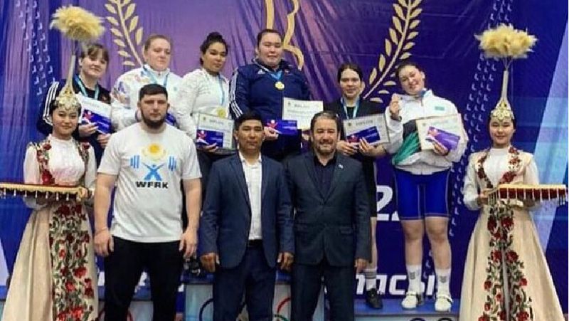 Карина Кузганбаева стала трехкратной чемпионкой Казахстана по тяжелой атлетике