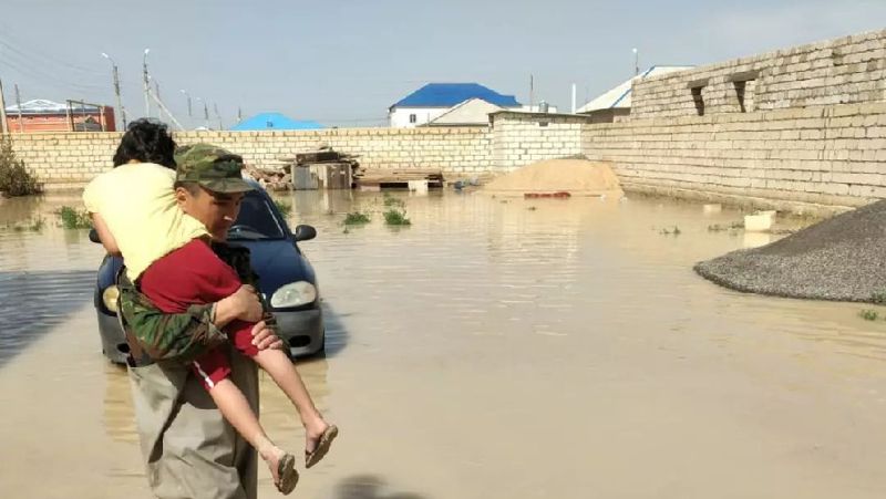 Обильные осадки: в Жанаозене откачивают воду