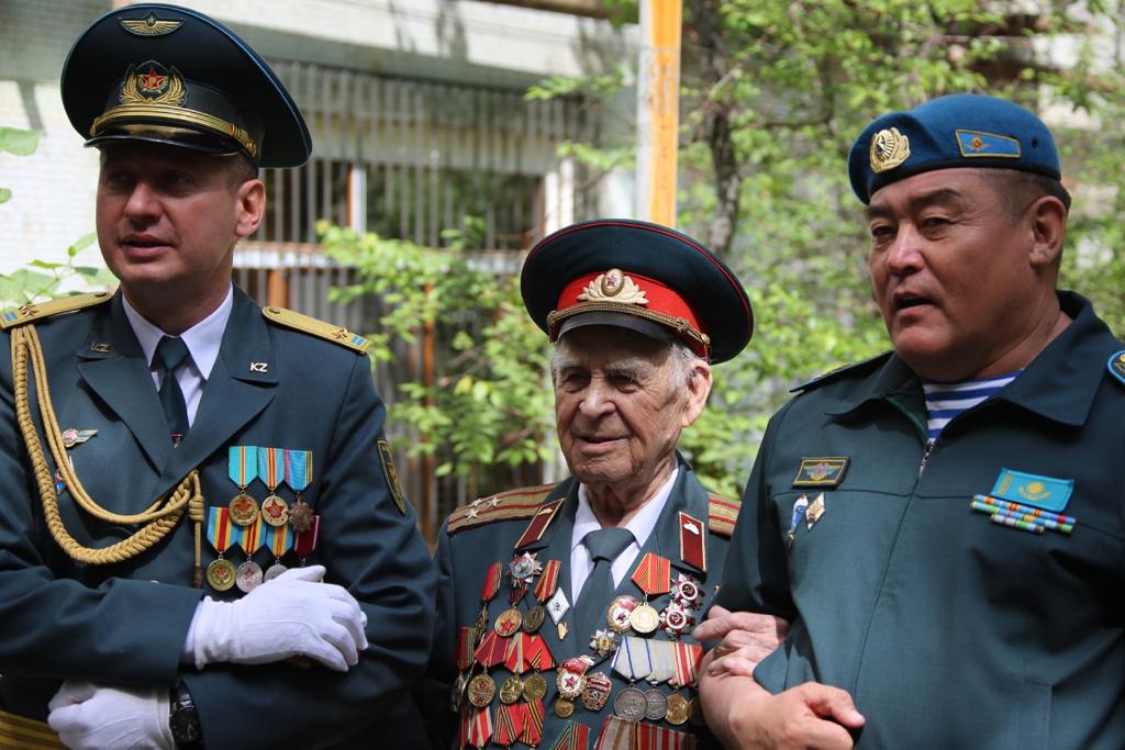 Военнослужащие Алматинского гарнизона поздравили ветеранов с Днем Победы