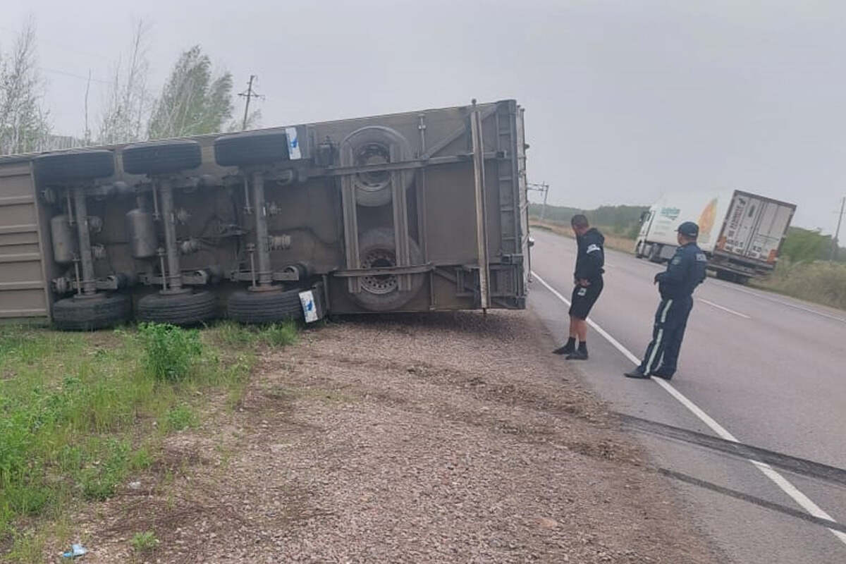 В СКО перевернулась фура с чипсами