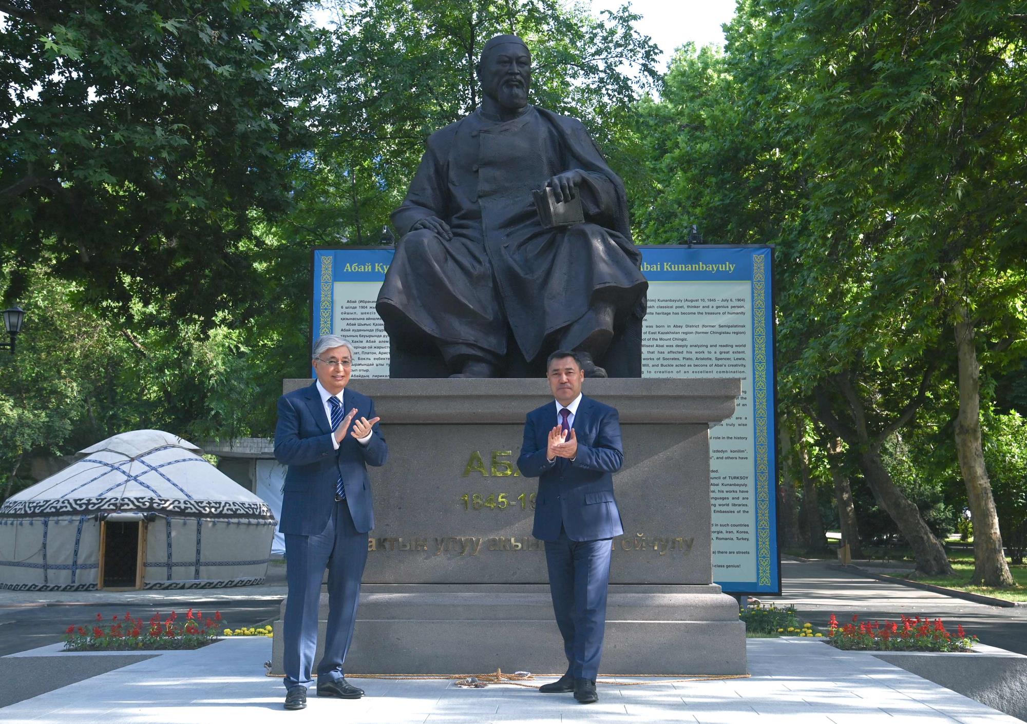 Токаев принял участие в церемонии открытия памятника Абаю Кунанбаеву в Бишкеке