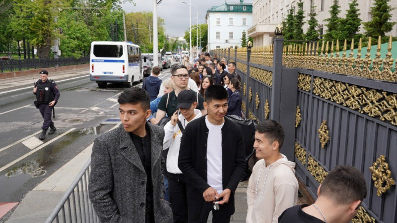 Казахстанцы стояли в очереди перед посольством в Москве, чтобы проголосовать