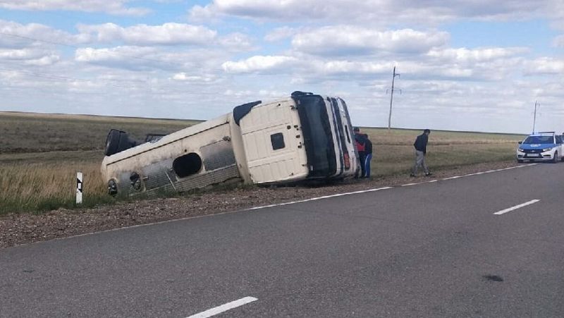 В СКО на трассе перевернулся бензовоз с 36 тоннами топлива