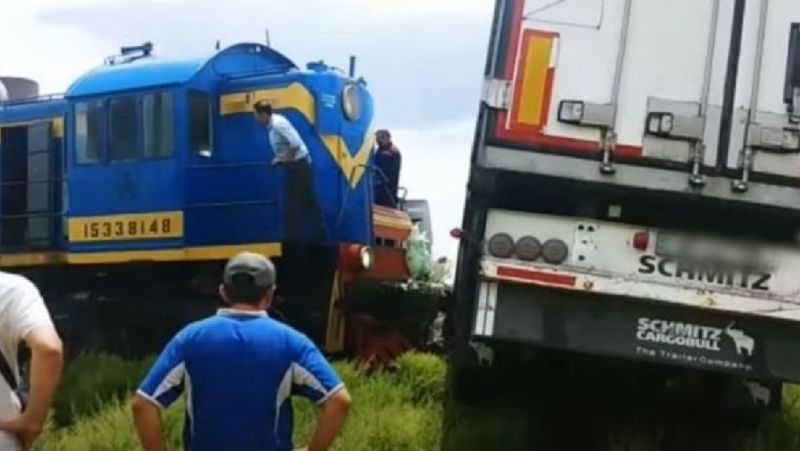 В Шымкенте грузовой поезд столкнулся с фурой