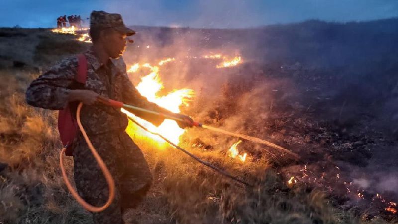 Более 200 человек тушат сильный пожар в Карагандинской области