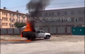 Горящий автомобиль с прицепом катался по Таразу - видео