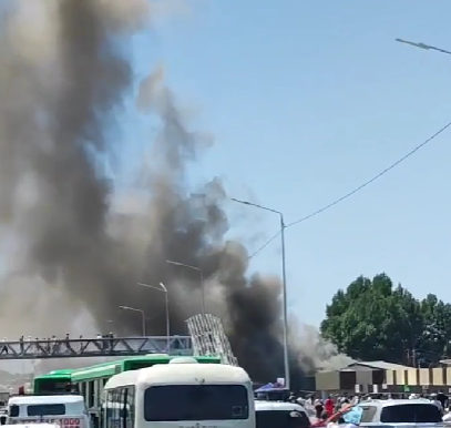 В районе рынка "Алтын-Орда" произошел пожар