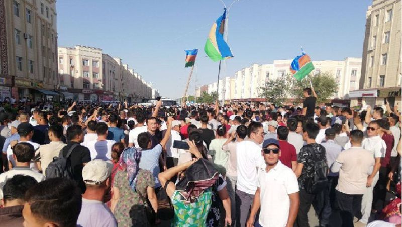 В Каракалпакстане введено чрезвычайное положение 