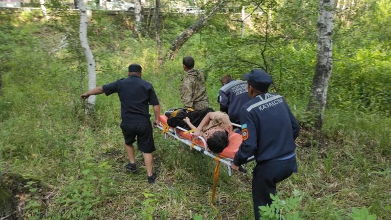 В Нур-Султане эвакуировали парня, который упал с двадцати метров