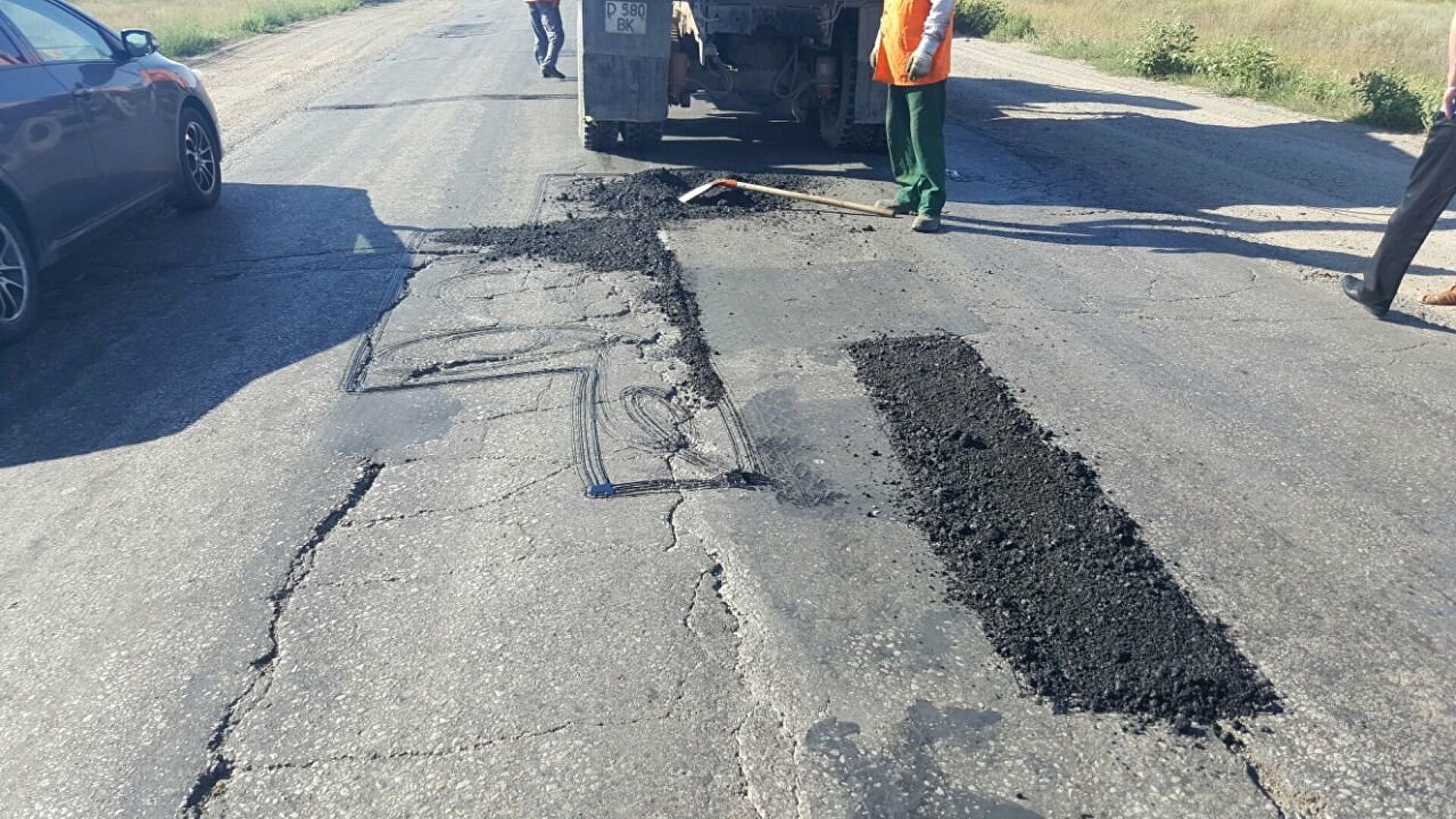 Дорожное покрытие "съехало" из-за жары на юге Казахстана