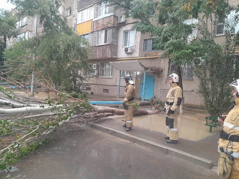 Около 50 пожарных устраняли последствия ливня в Актау