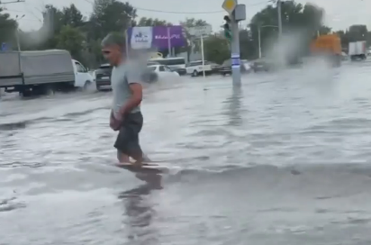 "Приехал на рыбалку" - последствия ливня в Павлодаре показали жители города 