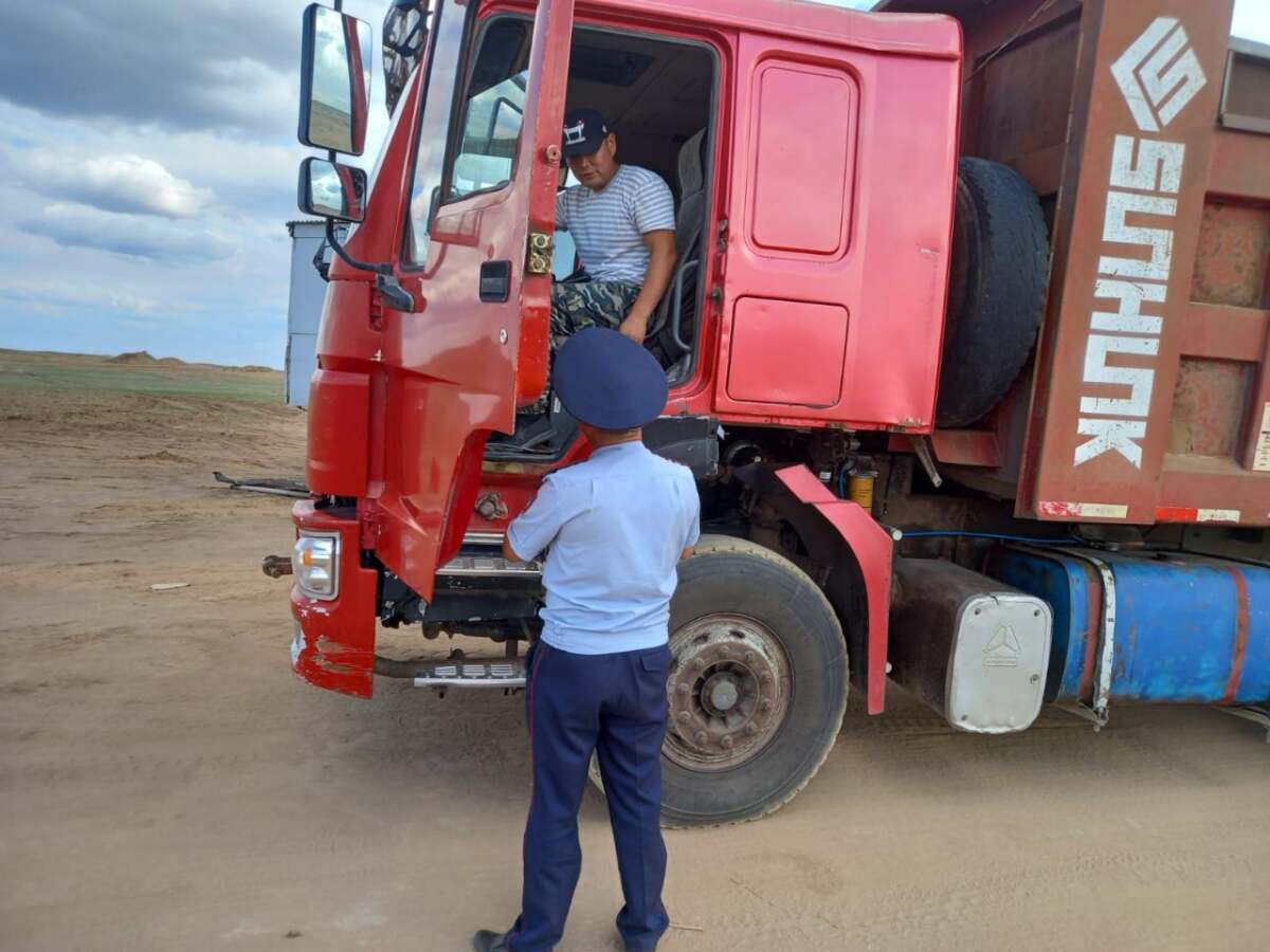 В Карагандинской области полицейские оштрафовали более 140 водителей большегрузов