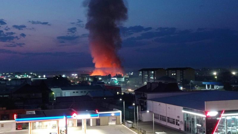 6 тысяч тонн земли завезли для тушения пожара на полигоне в Уральске