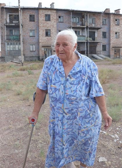 Дом в казахстанском поселке растаскивают по кирпичикам: там живут 82-летняя бабушка и мужчина-инвалид