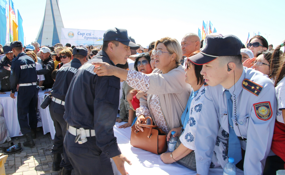 В Кызылорде раздача бесплатного плова перешла в драку