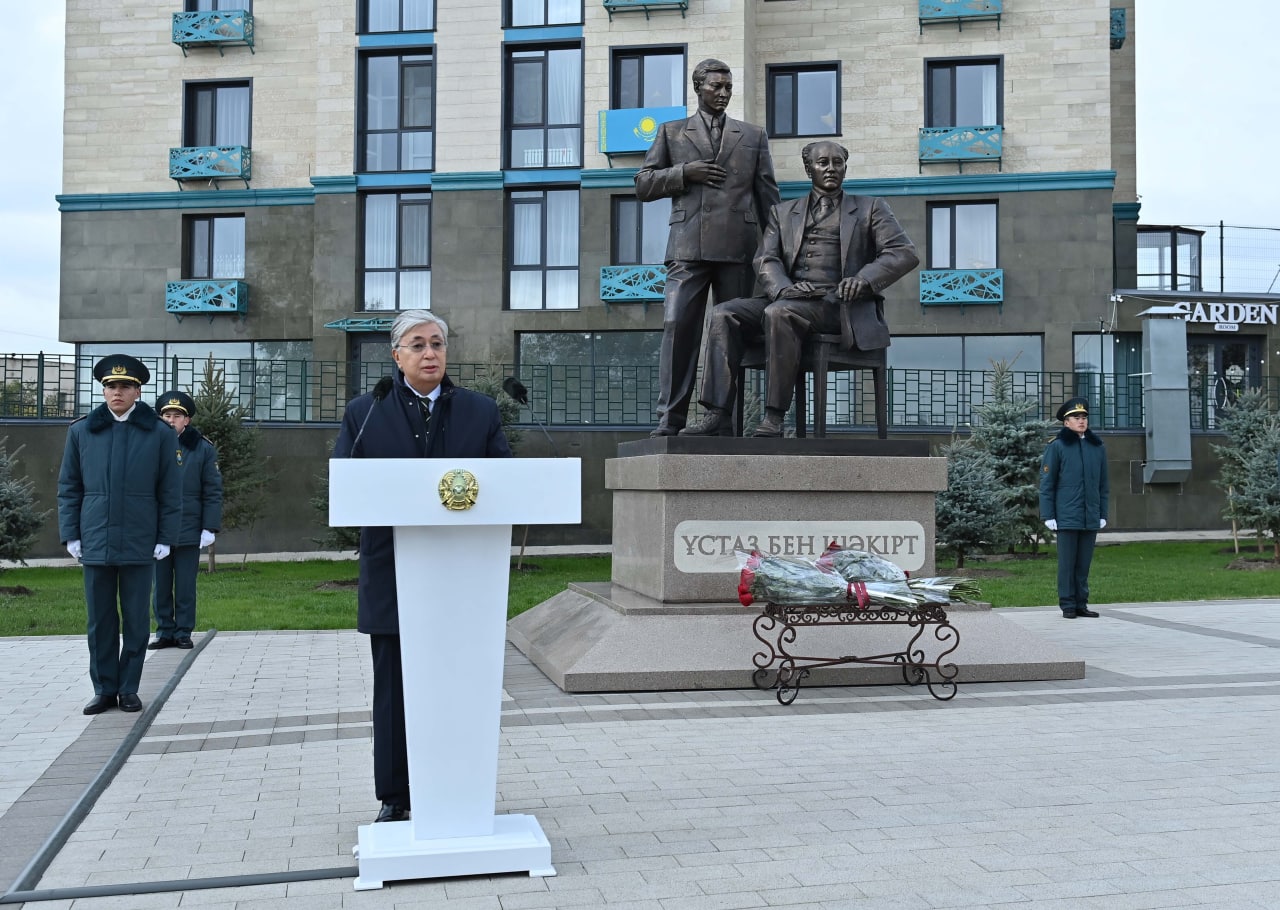 Президент открыл памятник Мухтару Ауэзову и Кайыму Мухамедханову «Ұстаз бен шәкірт» в Семее