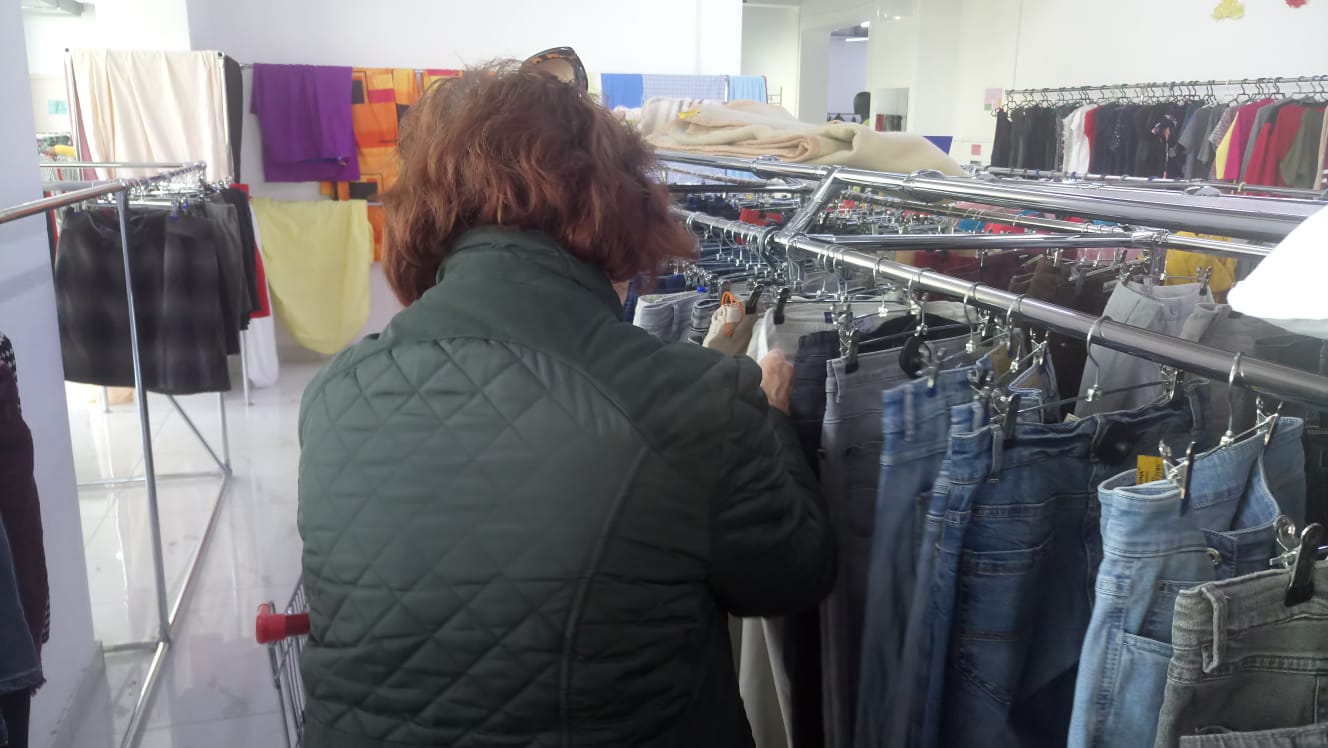 В Алматы молодежь штурмует магазины одежды second hand: что происходит