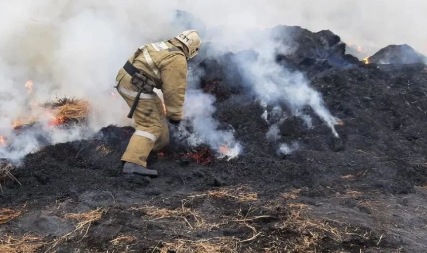 В ВКО за ночь сгорело 450 тонн сена