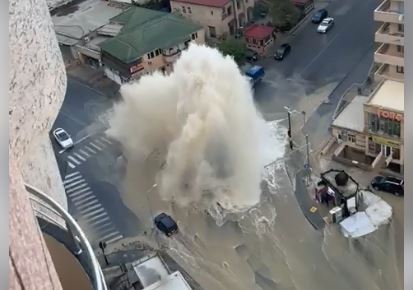 В Баку прорвало магистральную водопроводную линию