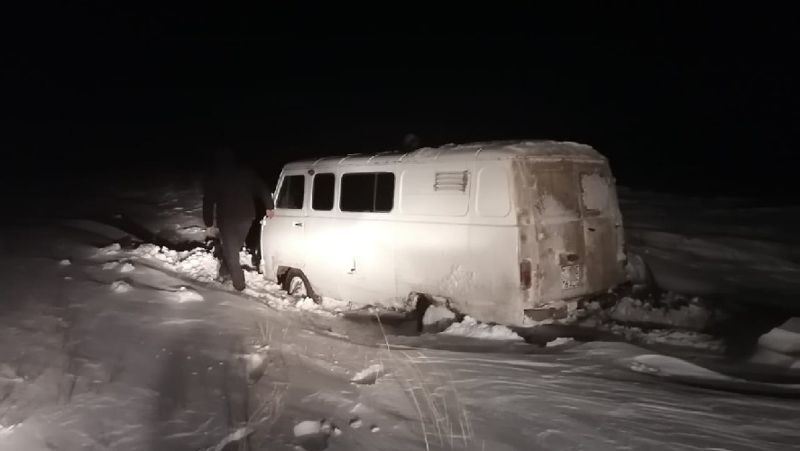 В ВКО из снежного заноса спасли водителя