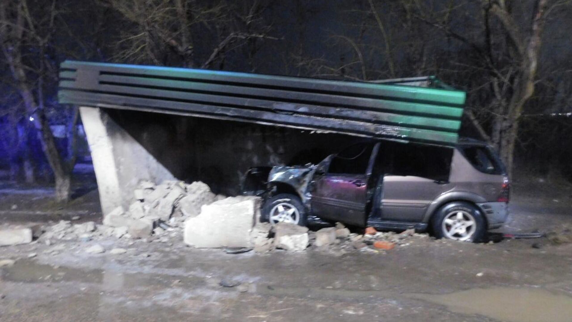 Машина врезалась в автобусную остановку в Кокшетау: водитель сгорел