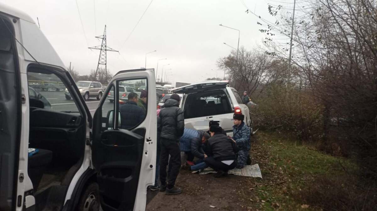 Алматинские полицейские спасли жизнь мужчине с приступом эпилепсии 