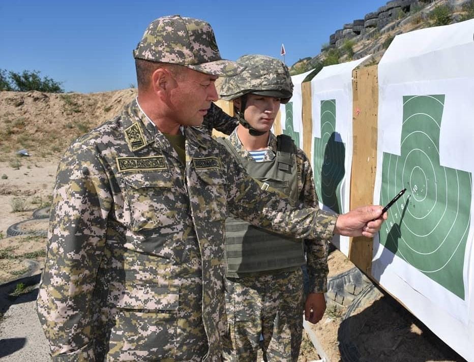 Казахстанский полковник раскрыл секреты стрельбы "от бедра"