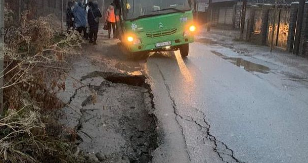 Асфальт провалился под автобусом в Алматы