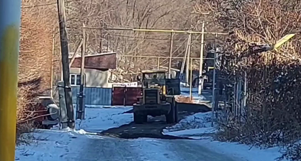 Ещё в одном селе Алматинской области асфальт уложили на снег - видео