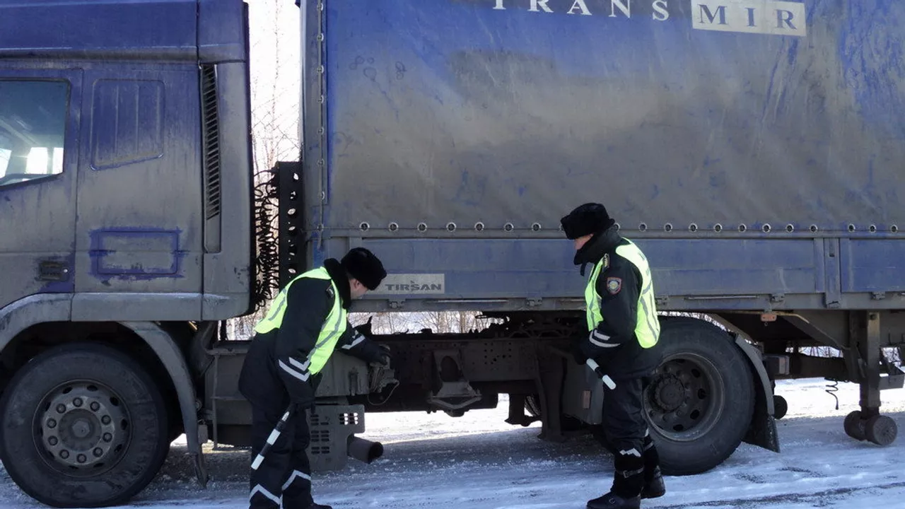 В Жетысуской области опрокинулись две фуры из-за ветра