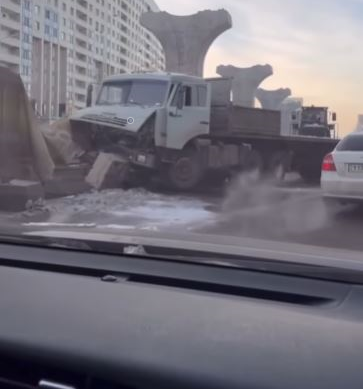 КамАЗ врезался в ограждение LRT в Астане