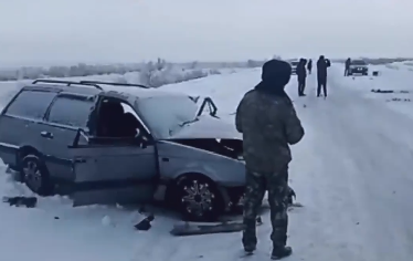 Два автомобиля врезались лоб в лоб на трассе из-за гололеда