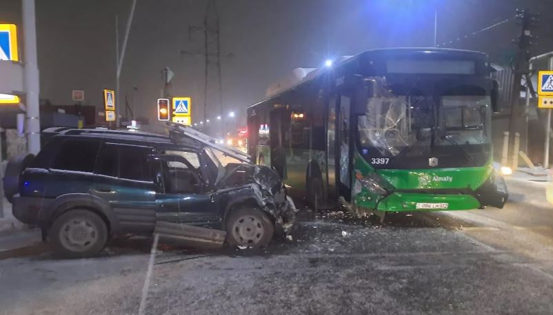 В Алматы автомобиль лоб в лоб врезался в маршрутный автобус