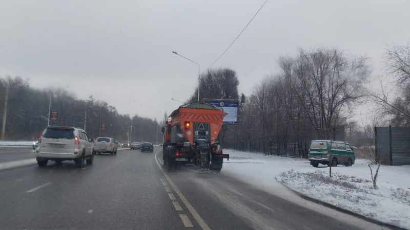 Алматы от снега убирают более 400 единиц спецтехники