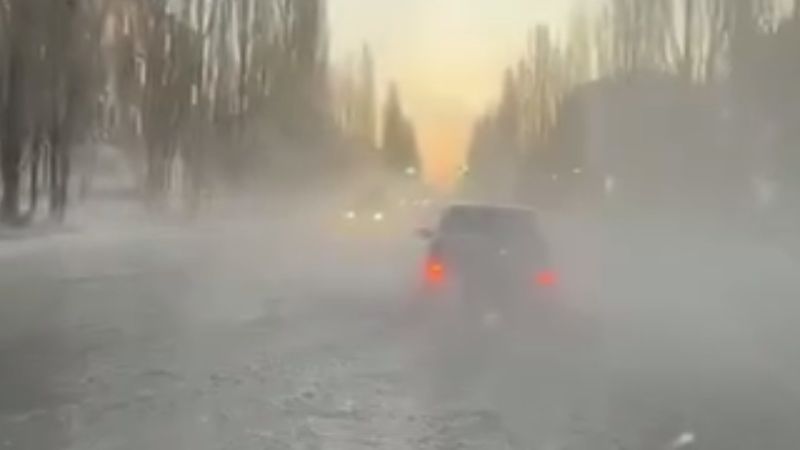 В Рудном центральную улицу затопило горячей водой