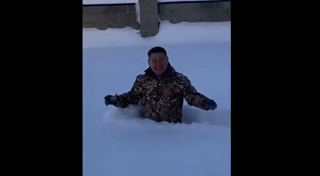 В Усть-Каменогорске люди ходят по пояс в снегу - видео