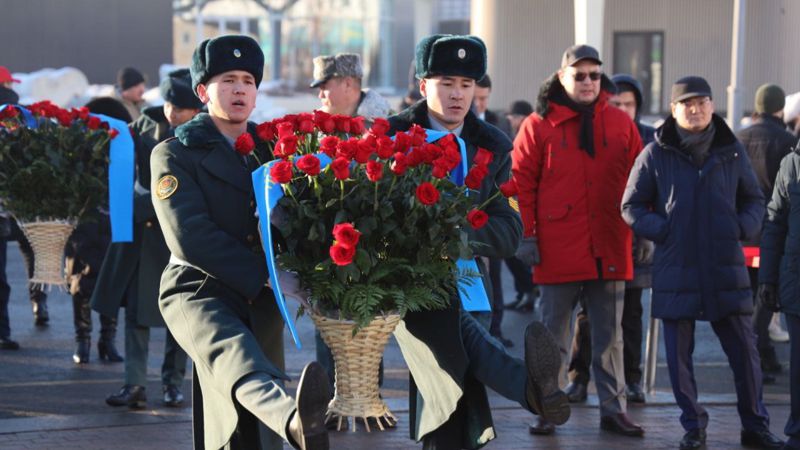 В Алматы возложили цветы к монументу Независимости